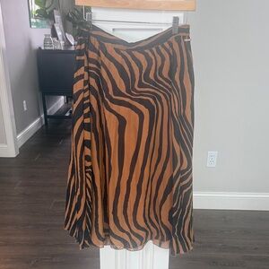 Tahari NWOT stunning black and camel chiffon lined pleated skirt Medium